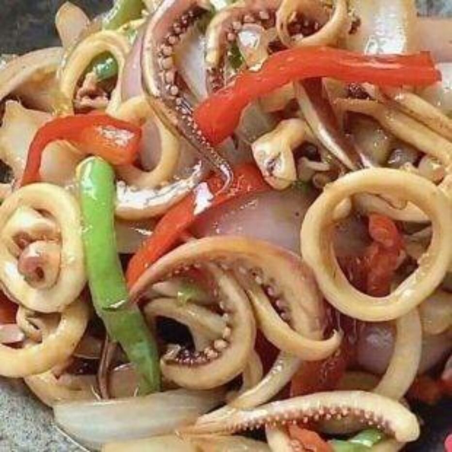 Кальмар жареный с овощами