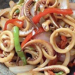 Кальмар жареный с овощами