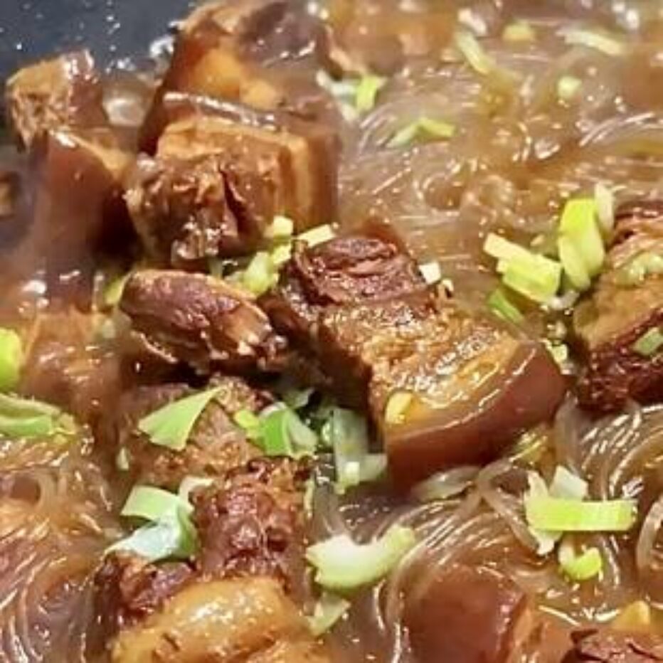 Толстая крахмальная лапша из Батата тушёная со свининой