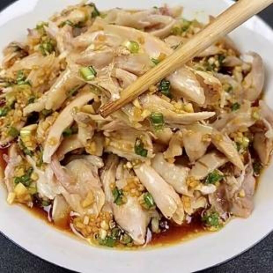 Холодная курица волокнами под соусом