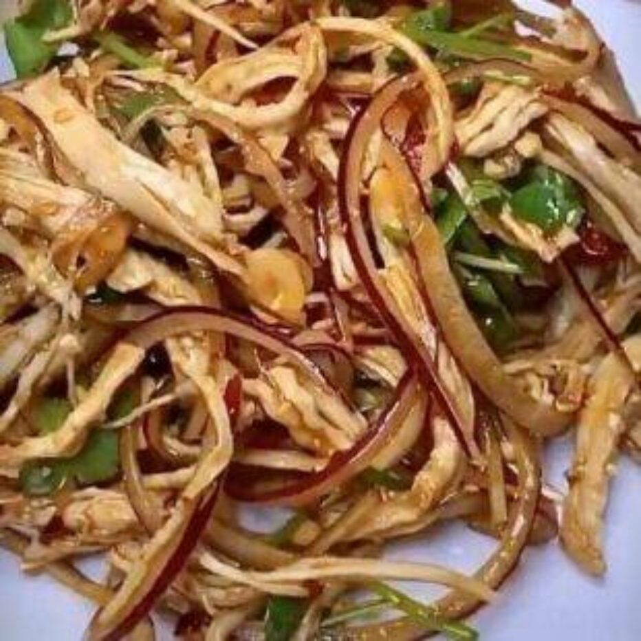 Курица с луком. Домашний салат