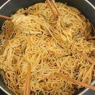 Лапша жареная с чилимсами