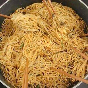 Лапша жареная с чилимсами