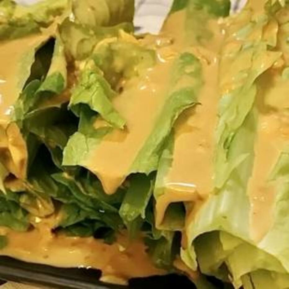 Листья салата в кунжутной заливке