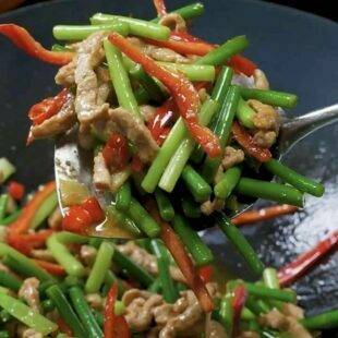 Стрелки чеснока жареные с мясом