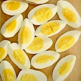 Жареные яйца с овощами