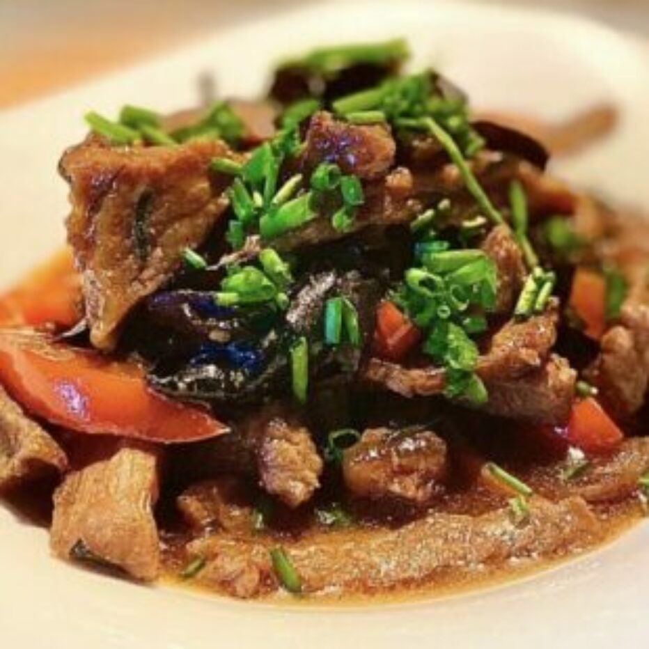 Мясо с овощами и грибами в соусе