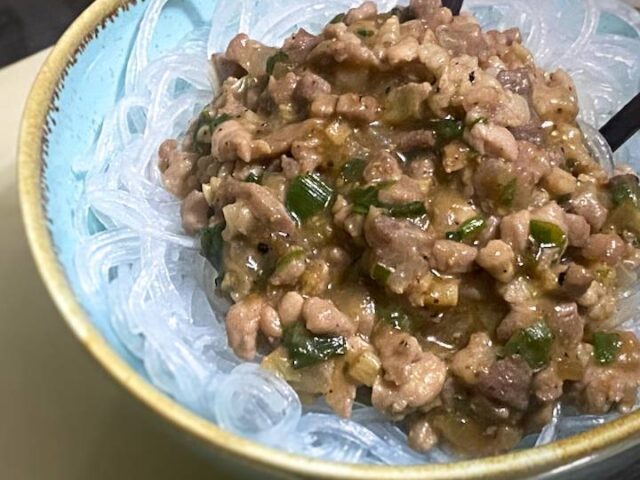 Крахмальная лапша с рубленой свининой в соусе Black Pepper
