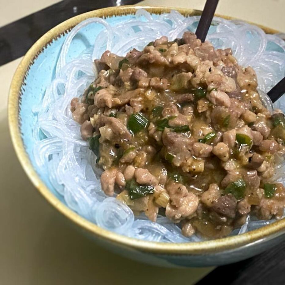 Крахмальная лапша с рубленой свининой в соусе Black Pepper