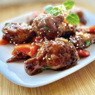 Крылышки в соусе с овощами