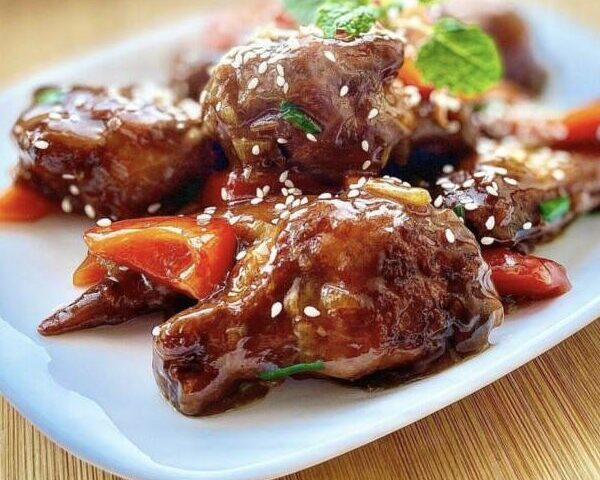 Крылышки в соусе с овощами