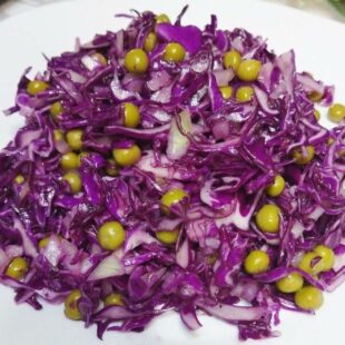 Салат Краснокачанная капуста с горошком