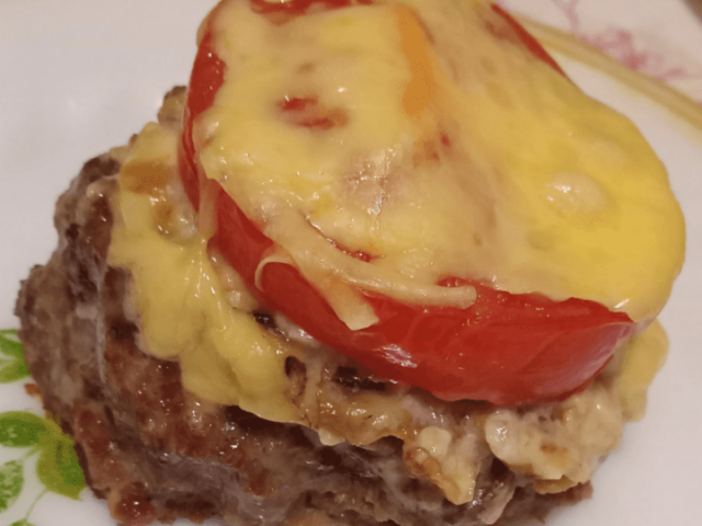 Мясные корзинки с грибным соусом