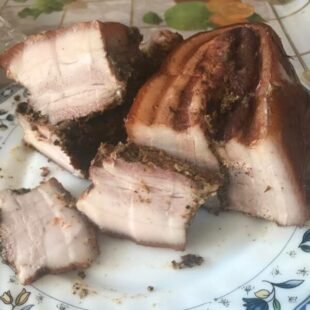 Грудинка в луковой шелухе