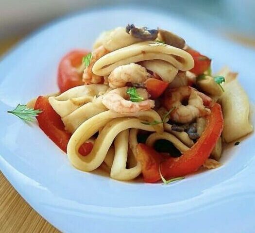 Морепродукты с овощами в соусе