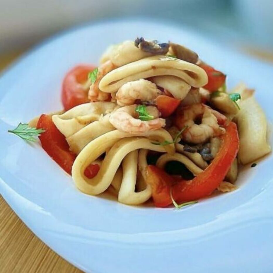 Морепродукты с овощами в соусе