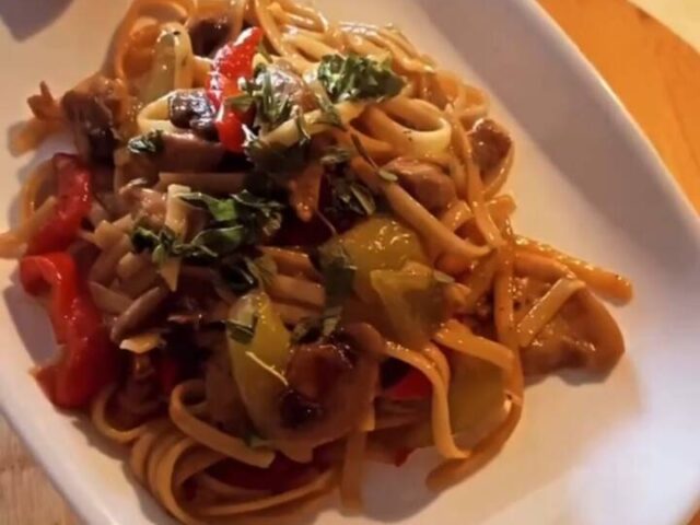 Лапша удон с мясом и овощами в устричном соусе