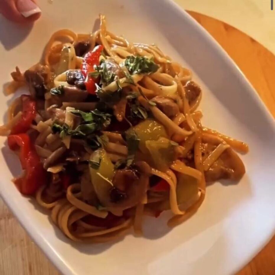 Лапша удон с мясом и овощами в устричном соусе