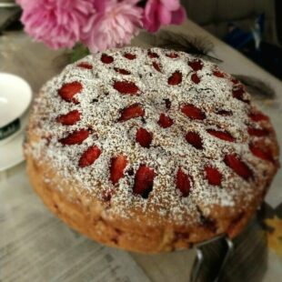 Шарлотка с клубникой