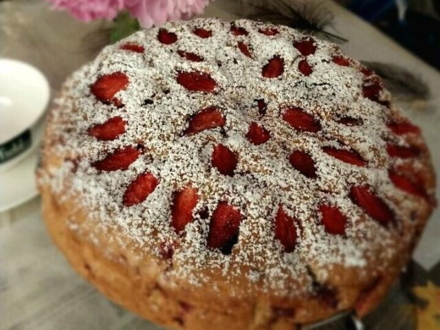Шарлотка с клубникой
