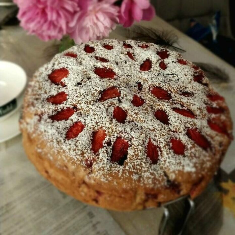 Шарлотка с клубникой