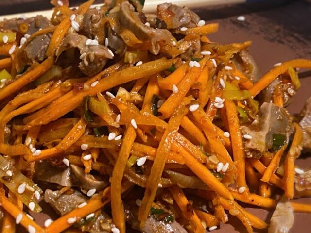 Холодный острый салат из куриных пупков