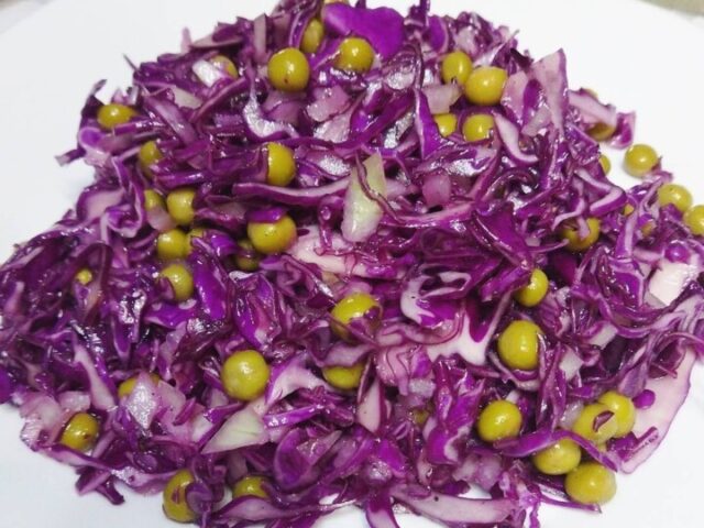 Салат Краснокачанная капуста с горошком