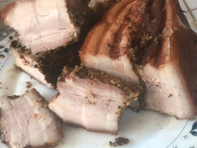 Грудинка в луковой шелухе