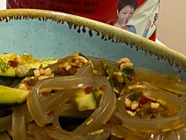 Салат с доубаньцзян, огурцом и стеклянной лапшой🥒🫕